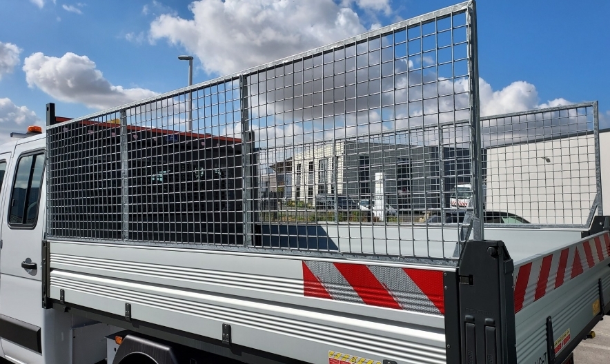 Rehausses grillagées sur benne de Renault Master