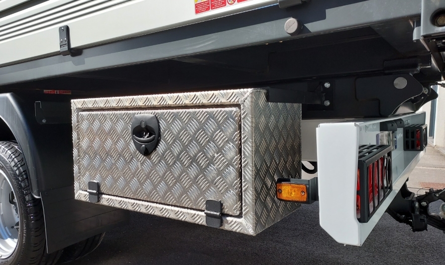 Coffre métallique sécurisé installé sur Renault Master benne