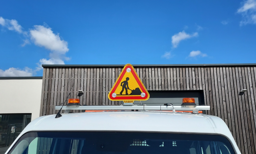 Triflash lumineux installé sur Renault Master benne